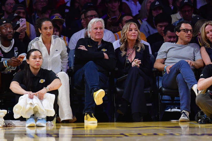 彻底不玩了？出售湖人&切尔西后 沃尔特正考虑出售WNBA火花队
